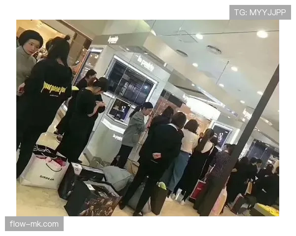 潘晓婷拎着小包去买菜，刷卡那一瞬间收银姐看着额度愣住了